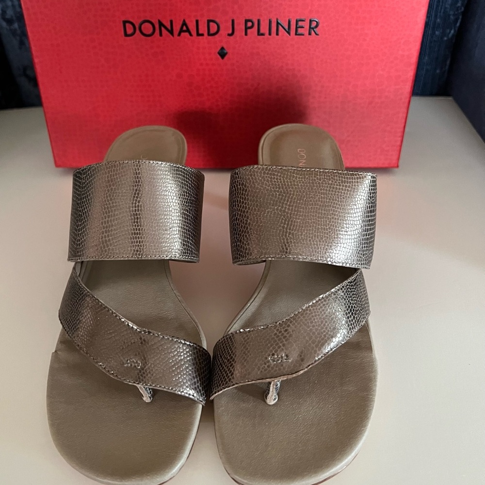 NEW in box, Donald J Pliner sandals, Size 7